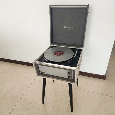 Vintage Crosley Standalone Turntable with Built-in Speaker