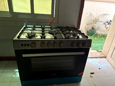 Used freestanding gas oven with 5 burners - good working condition