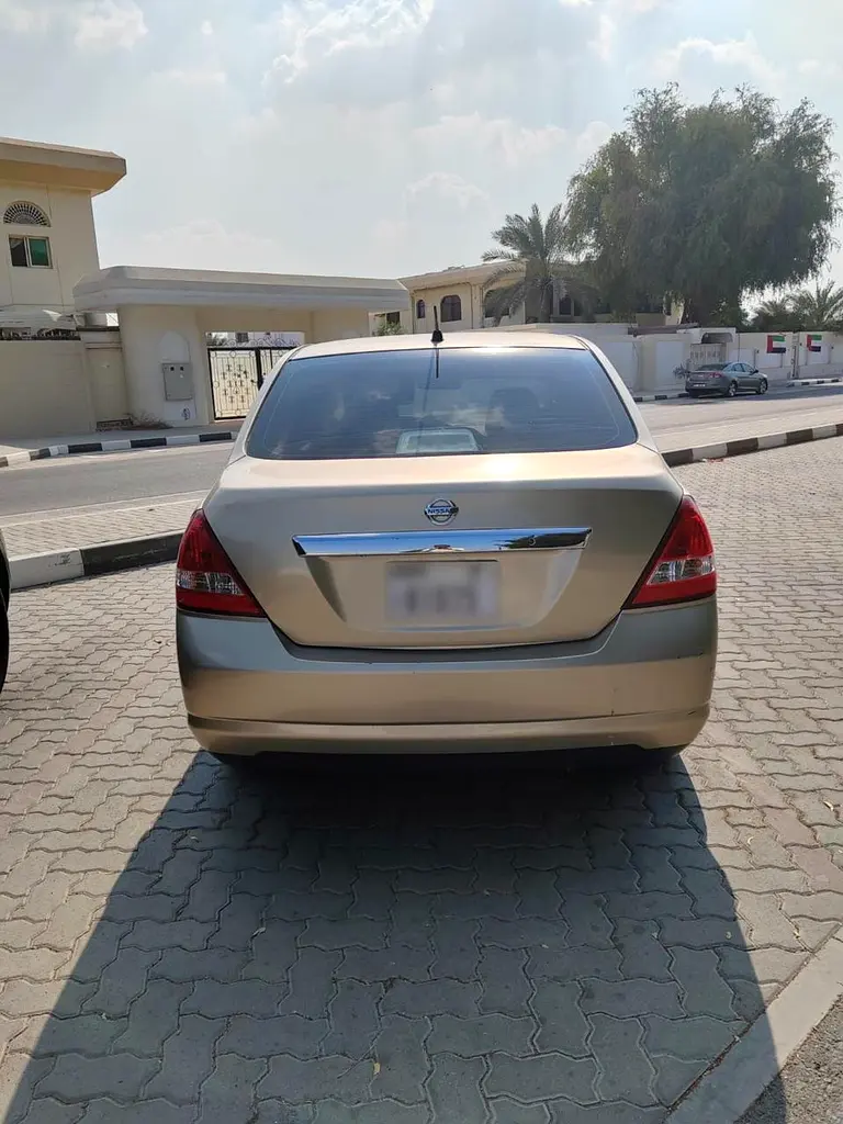Nissan Tiida 2009 — photo 1 of 12