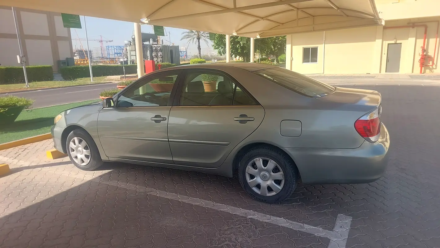 Toyota Camry 2005 — photo 1 of 5