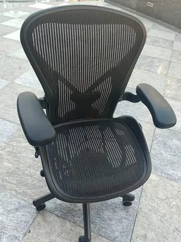 HERMAN MILLER AERON SIZE B