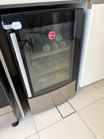 Compact beverage cooler / mini fridge in good condition