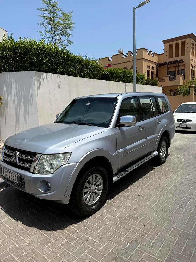 Mitsubishi Pajero 2013 — photo 1 of 3