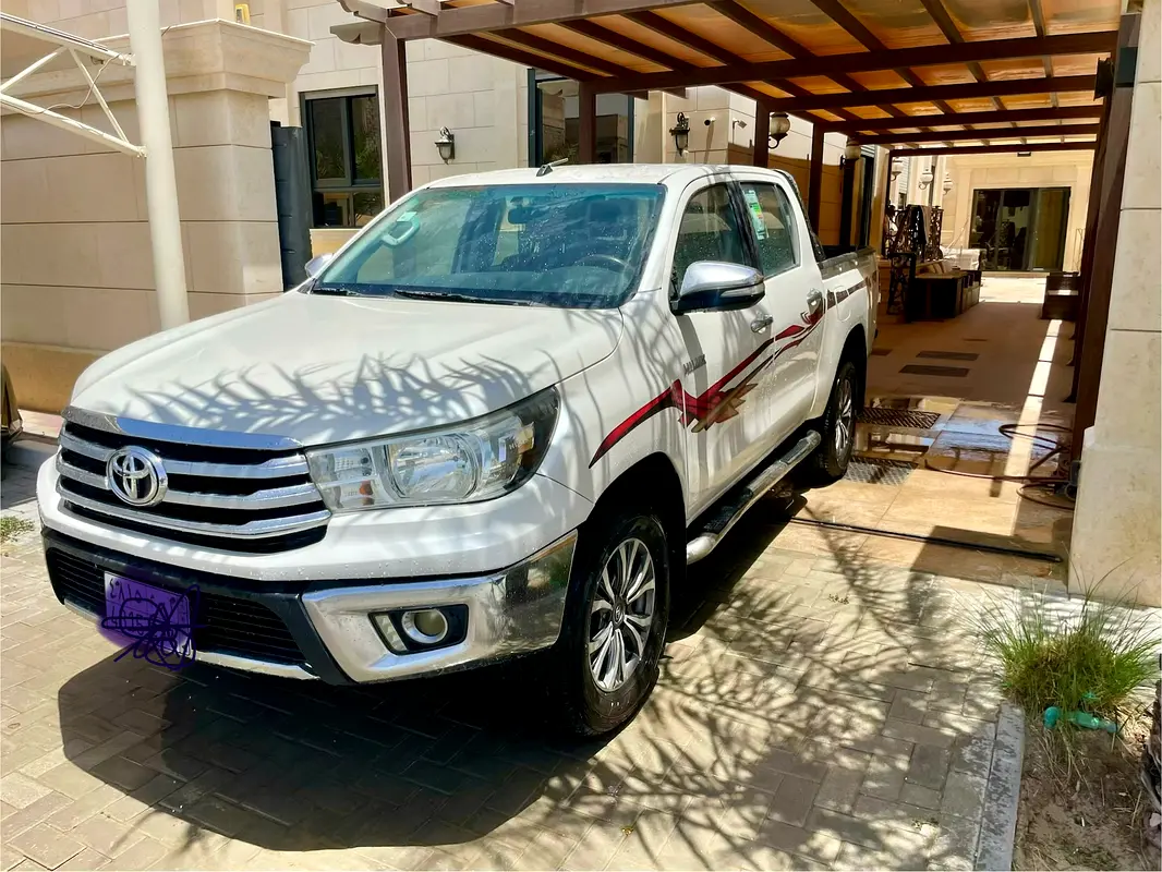 Toyota Hilux 2017 — photo 1 of 12