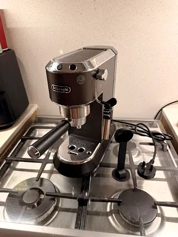 DeLonghi Espresso/Cappuccino Machine - Compact Home Unit