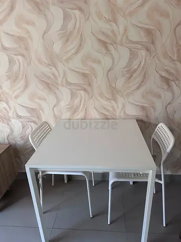 Table with 2 chairs