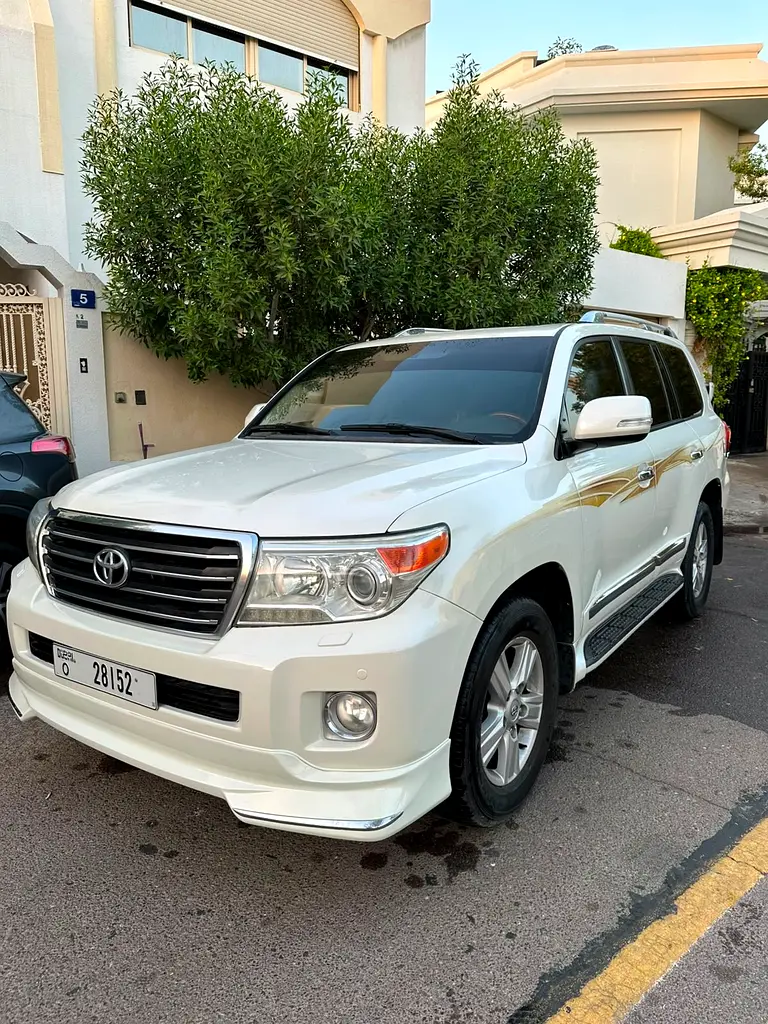 Toyota Land Cruiser 2014 — photo 1 of 8