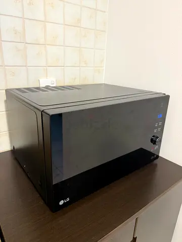 LG Countertop Microwave Oven - Excellent Condition