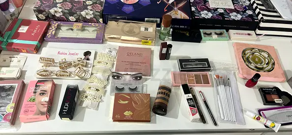 Makeup lot — eyeshadow palettes, brushes, lashes and more (used, good condition)