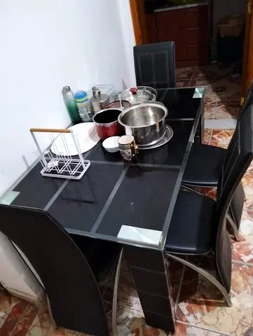 Dining table with Four chairs - Excellent condition