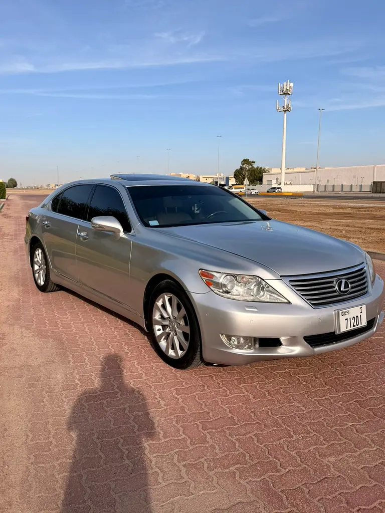 Lexus LS-Series 2012 — photo 1 of 16