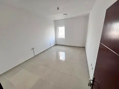 شقة غرفه وصاله ثاني ساكن بالجرف2 قرب المحكمه ومقابل نستو 2 حمام غرفه ماستر غاز وتكييف مركزي وصيانه على المالك واطلاله مفتوحه ب33 الف على 6 دفعات تواصل