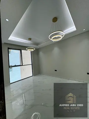 للإيجار شقة أول ساكن بالحميدية، غرفتان وصالة، غرفة ماستر، 2 حمام، بلكونة وتكييف مركزي، قرب المحكمة، 48 ألف سنوياً بـ4 أو 6 دفعات.متاح جميع انواع الخدم