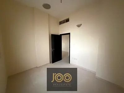 شقة عائلية بمساحات واسعة وتكييف مركزي قرب المدارس وشارع الشيخ عمار في موقع سكني مميز