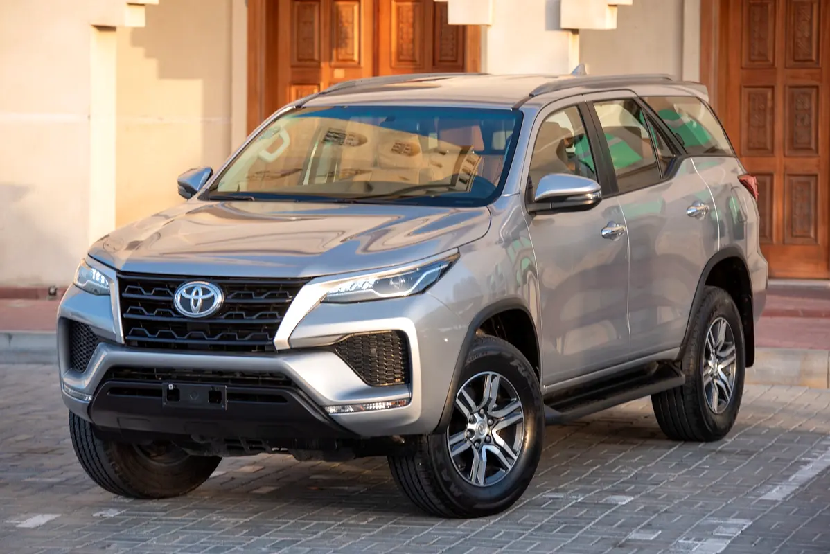 Toyota Fortuner 2023 — photo 1 of 20
