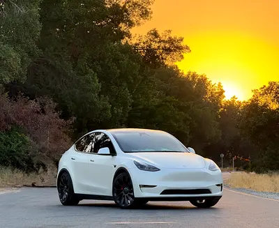 TESLA MODEL Y ( PERFORMANCE ) 2024 GCC  تيسلا موديل واي برفورمانس 2024 خليجي  بحالة الوكالة على ضمان