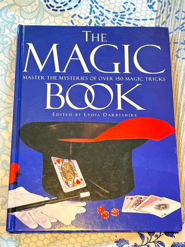 The Magic Book — Master the Mysteries of Over 150 Magic Tricks (Hardcover)
