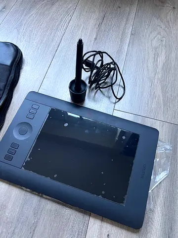 Wacom Intuos Pro Creative Pen Tablet (Medium)
