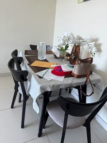 Elegant dinning table with chairs in excellent condition