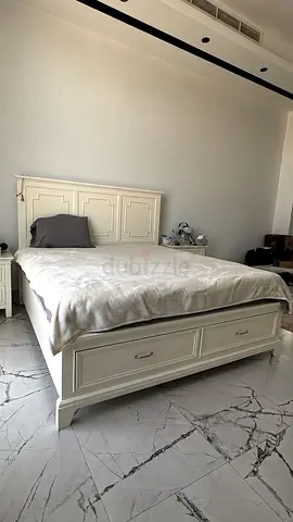 Estate hudson king Bed with Storage Drawers - excellent Condition