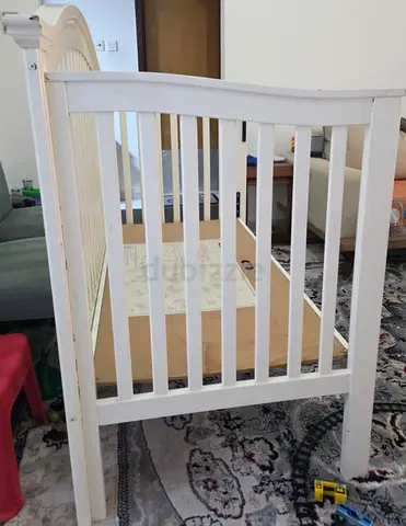 White Wooden Baby Crib/bed/Clot - in Good Condition pick up from Sharjah-Al Nad to go immediately.