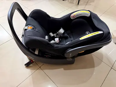 Good condition infant car seat / baby carrier (rear-facing) - black
