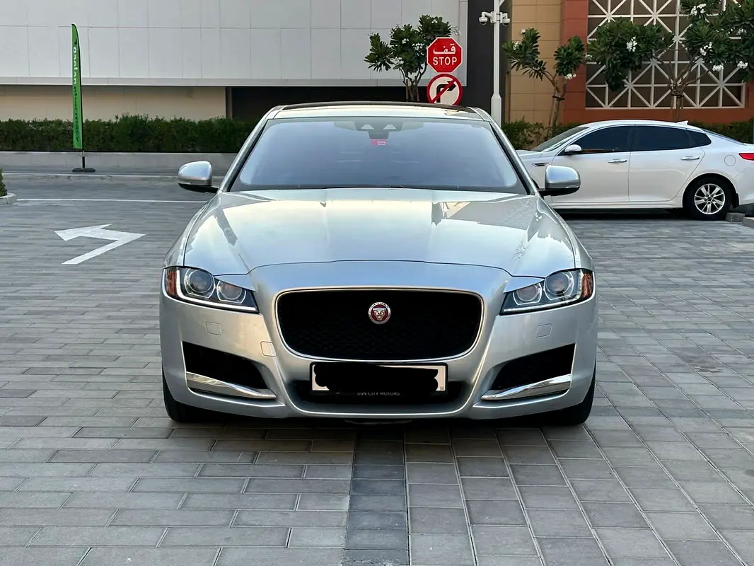 Jaguar XF 2018 — photo 1 of 18