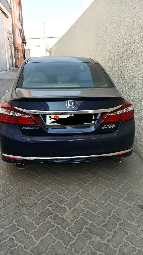 Honda Accord 2017 — photo 1 of 4