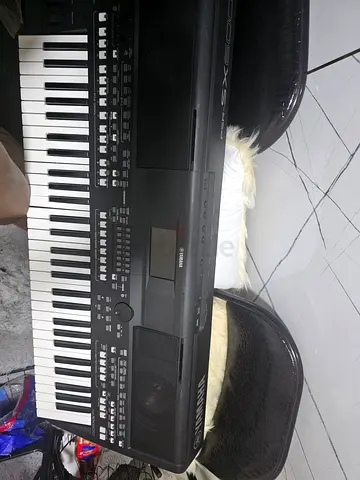 Yamaha PSR-SX600 61-key Keyboard - Good Working Condition