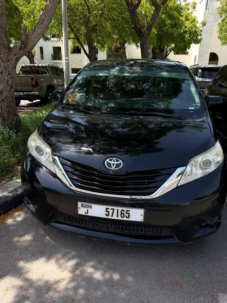 Toyota Sienna 2014 — photo 1 of 4