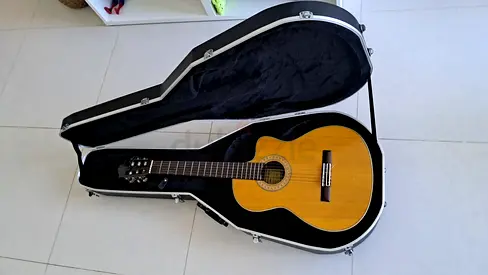 Guitar Yamaha C330 with Gator Hardcase