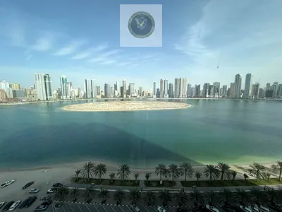 شقة فاخرة 3 غرف وصالة بالممزر بالشارقه  مع إطلالة بحرية وتراسات وغرفة خادمة وباركنين سهل الوصول لكل الخدمات