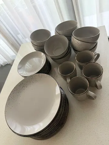 48-piece ceramic dinnerware set — plates, bowls and mugs