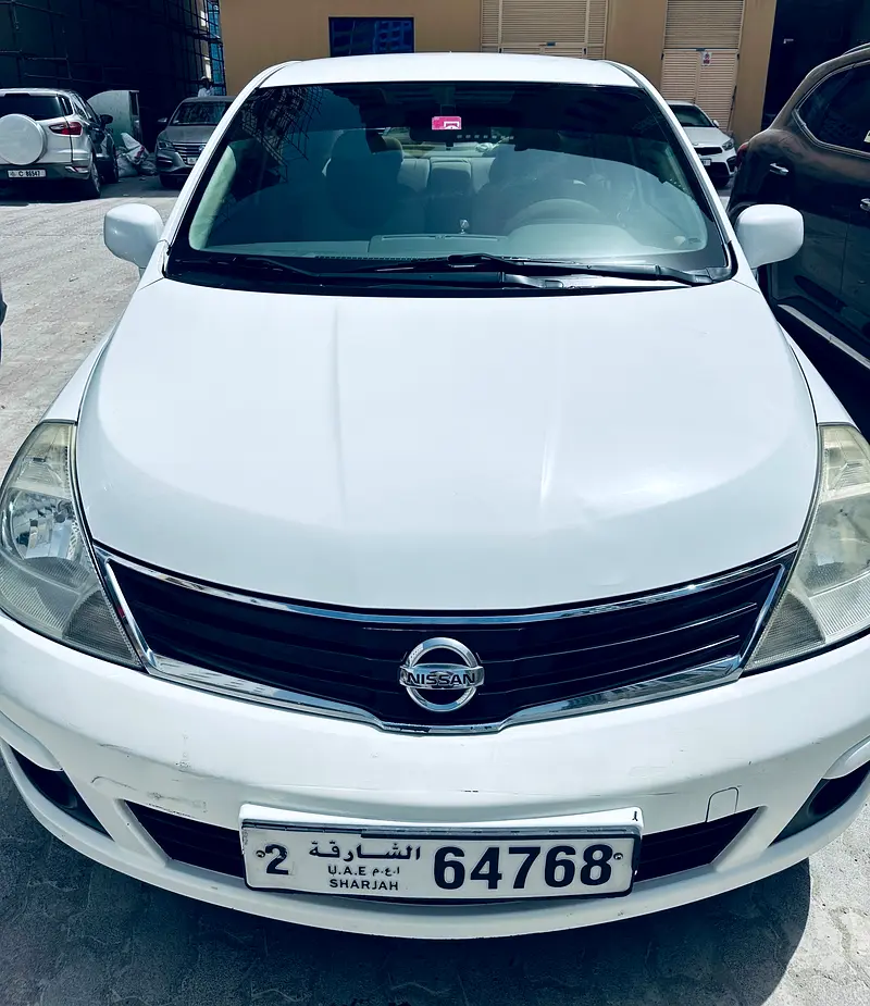 Nissan Tiida 2012 — photo 1 of 12