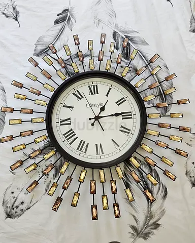 Vintage sunburst wall clock with Roman numerals (Lifestyle)