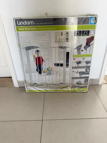 Lindam Sure Shut Auto-Close Baby Safety Gate (Brand New, Sealed)