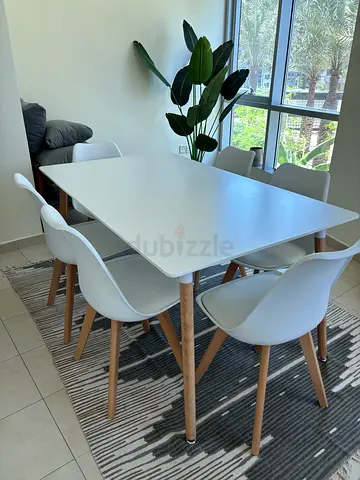 white dining table with 6 modern white chairs - excellent condition