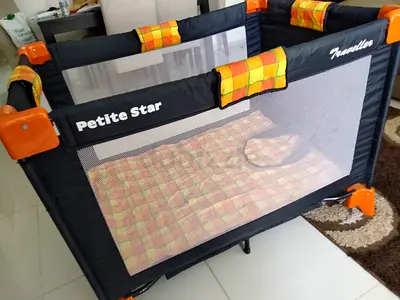 Petit Stars travel cot like new with extra foldable mattress
