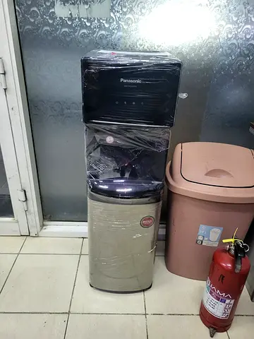 Bottom load water dispenser