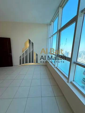 **3 غرف نوم وصالة بإطلالة بحرية | بلكونة | غرفة خادمة | غرفة غسيل | خزائن مدمجة | 4 حمامات | باركن مجاني**