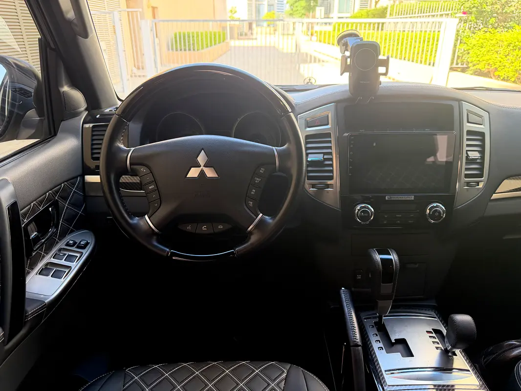 Mitsubishi Pajero 2020 — photo 1 of 3