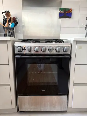 Used freestanding gas oven and stove, good working condition