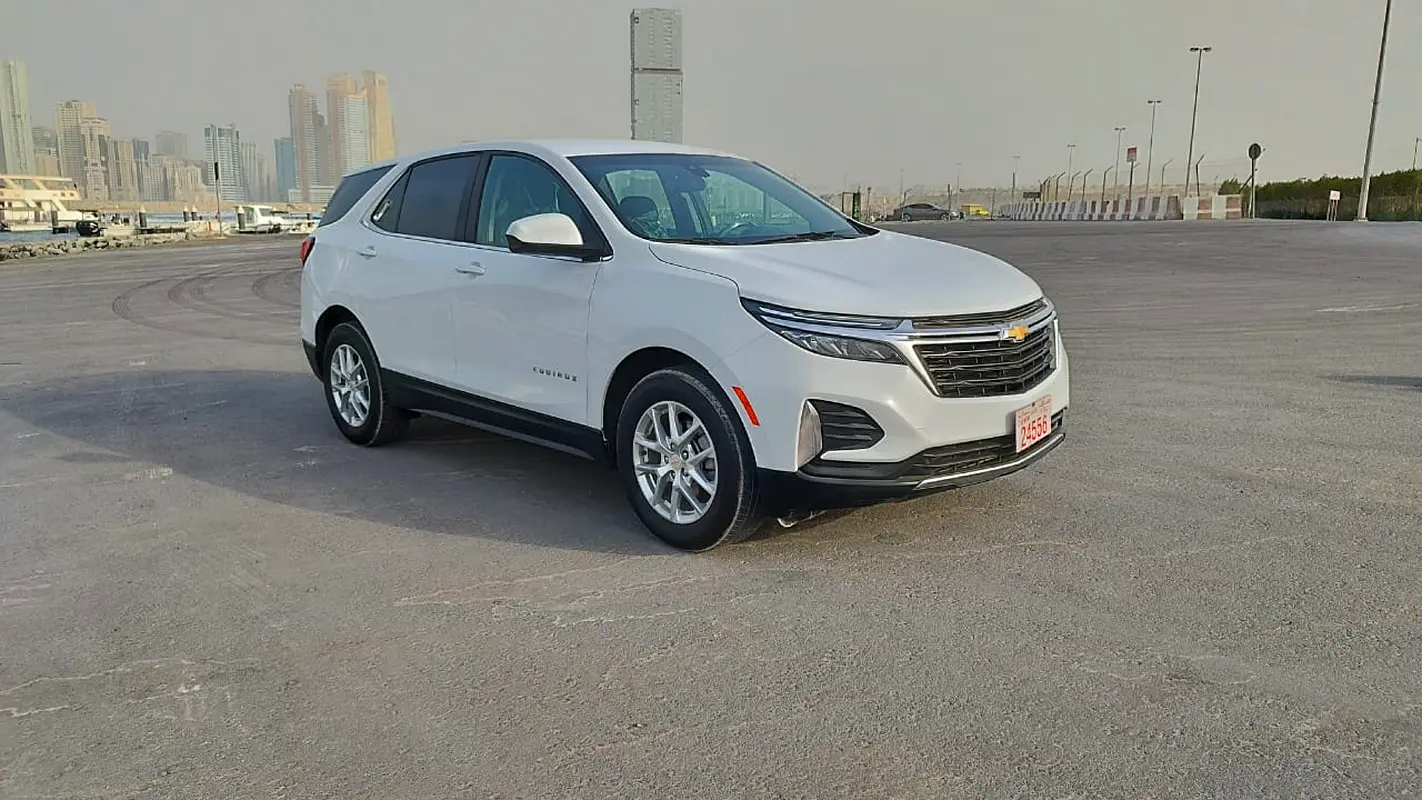 Chevrolet Equinox 2023 — photo 1 of 10