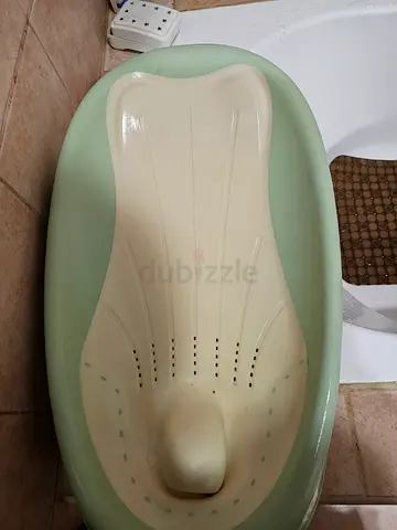 Baby bathtub with newborn support insert - gently used
