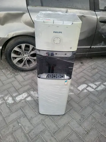 Bottom load water dispenser