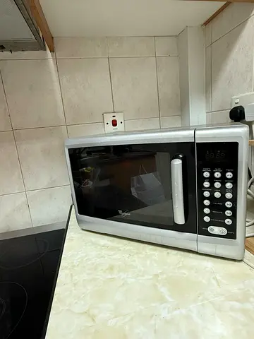 Whirlpool countertop microwave - 20L, good working condition