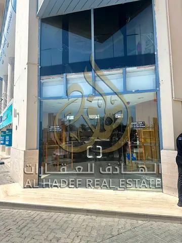 فرصة استثمارية لا تُعوض على بحيرة خالد مباشرة! محل تجاري فاخر بمساحة 1400 قدم (دورين) صف أول على البحر في المجاز 1 – موقع استراتيجي وسط الخدمات وعلى 4