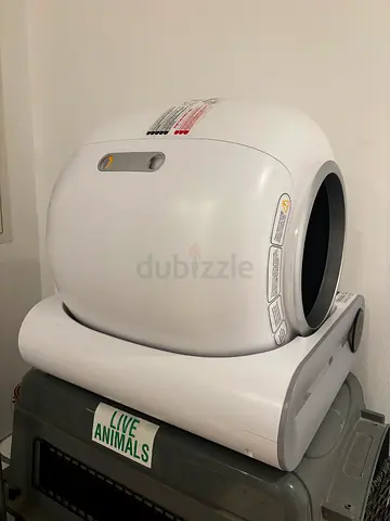 Cat automatic self cleaning litter box - clean, barely used