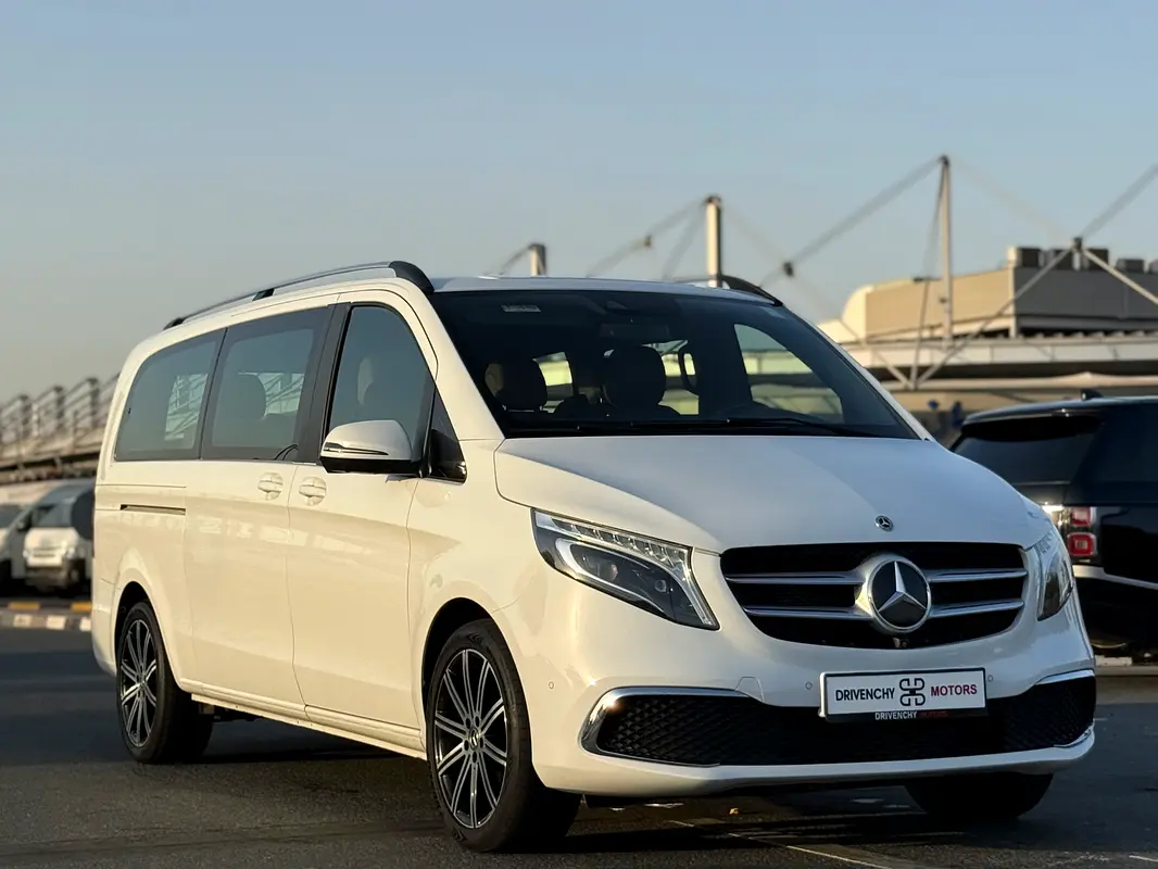 Mercedes-Benz V-Class 2022 — photo 1 of 16