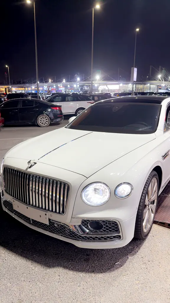 Bentley Flying Spur 2022 — photo 1 of 8